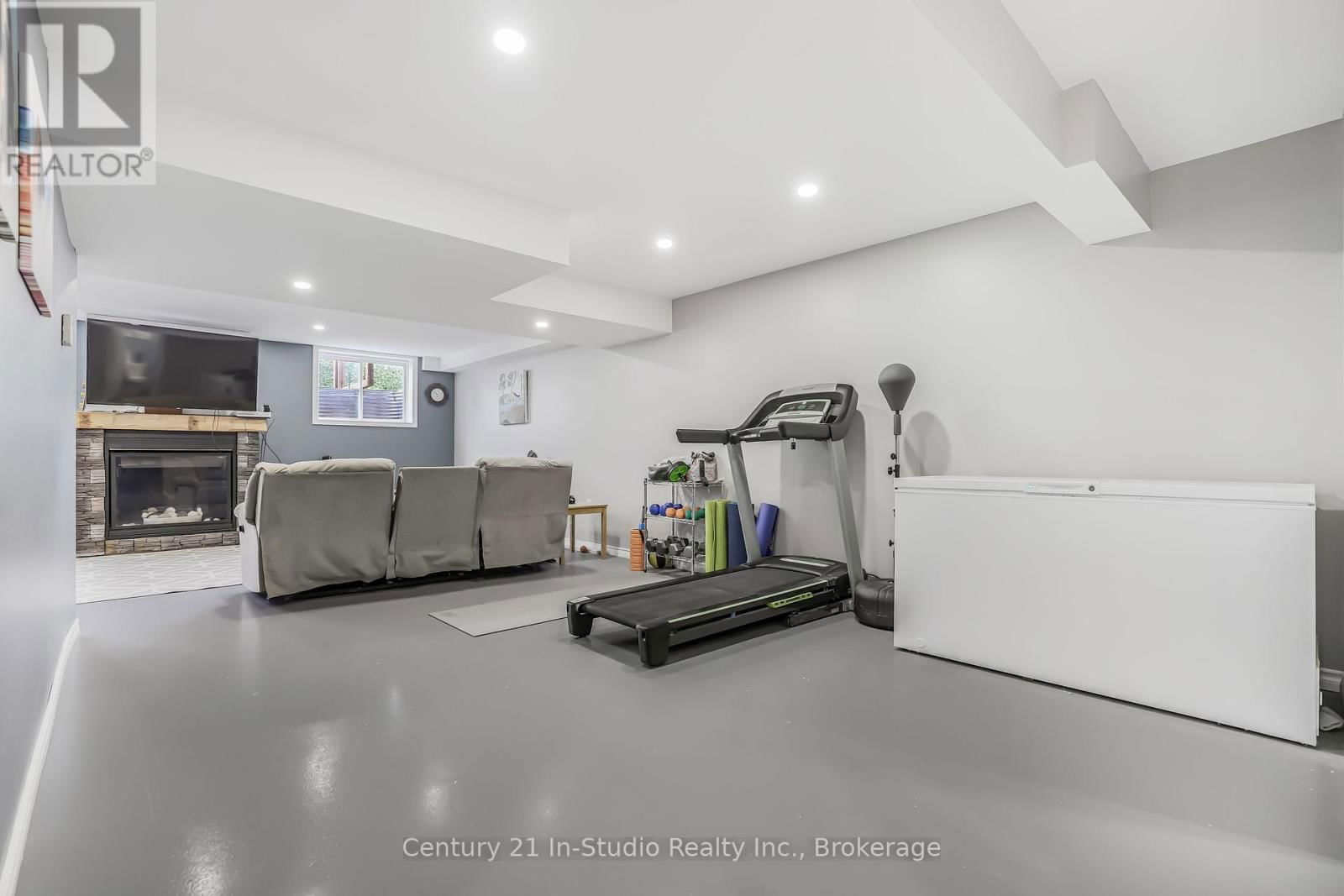 857 SUMPTON STREET Image 41