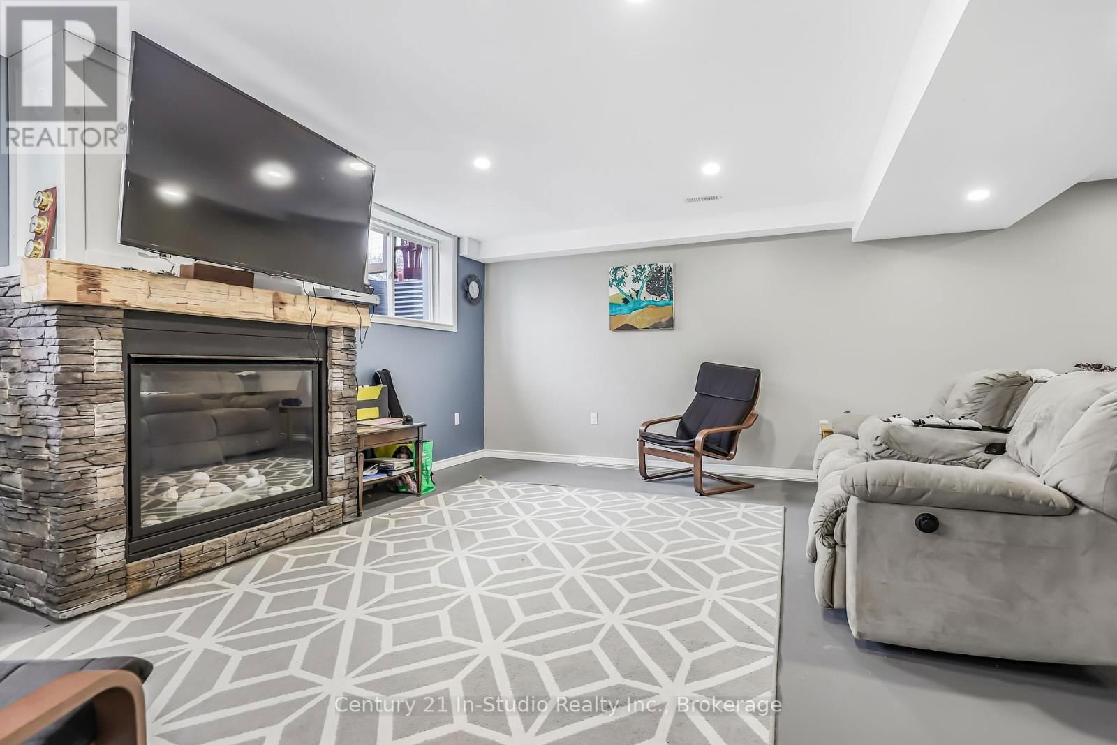 857 SUMPTON STREET Image 42