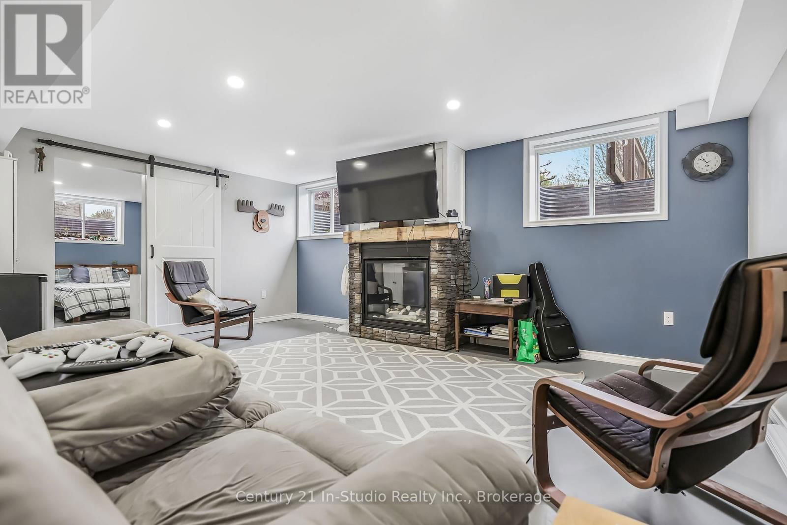857 SUMPTON STREET Image 43
