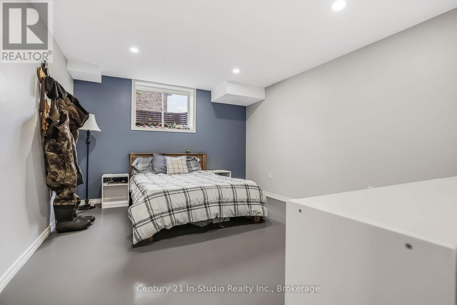 857 SUMPTON STREET Image 44