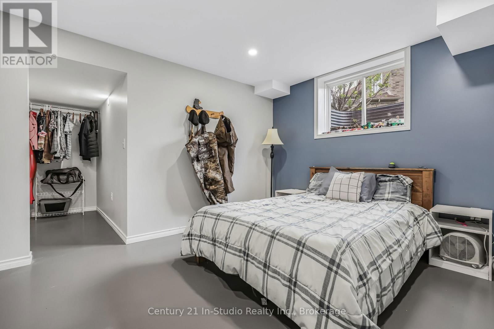 857 SUMPTON STREET Image 45