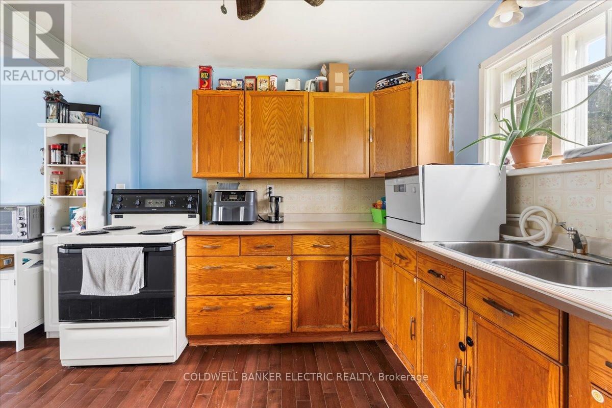 205 WALLACE STREET Image 16