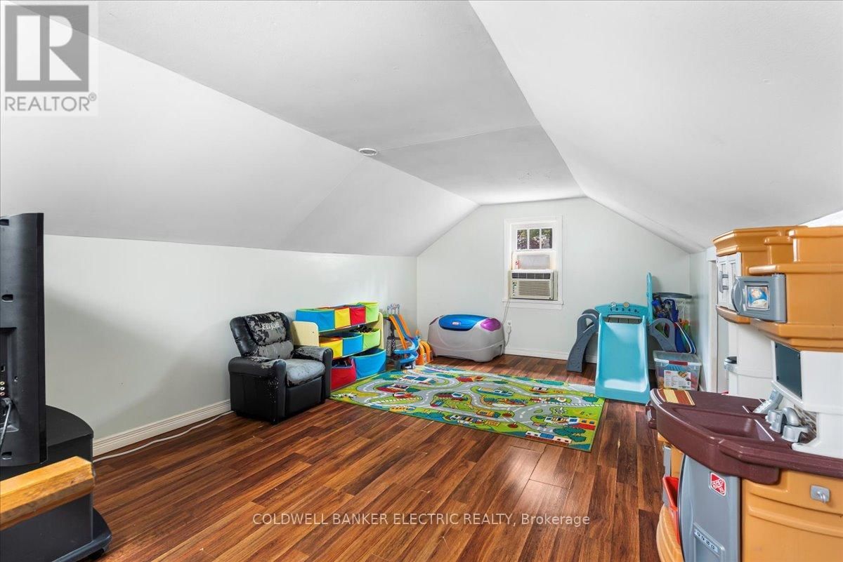 205 WALLACE STREET Image 18