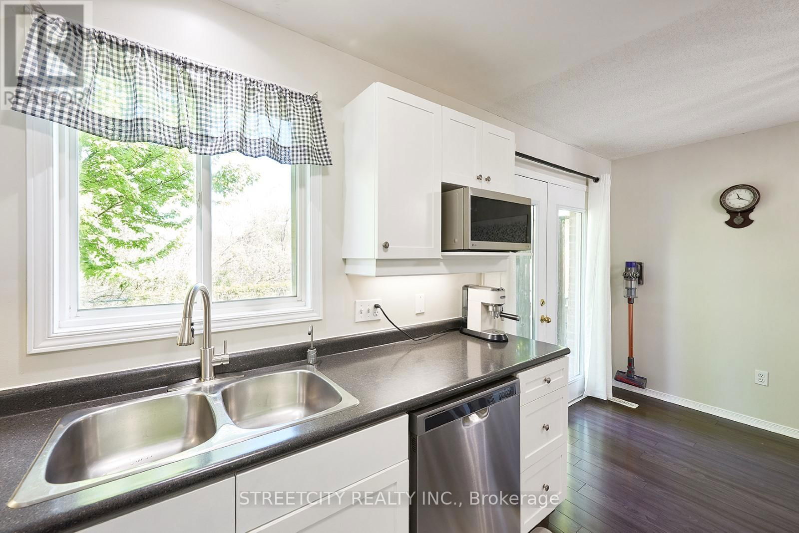 16 - 1535 TROSSACKS AVENUE Image 12