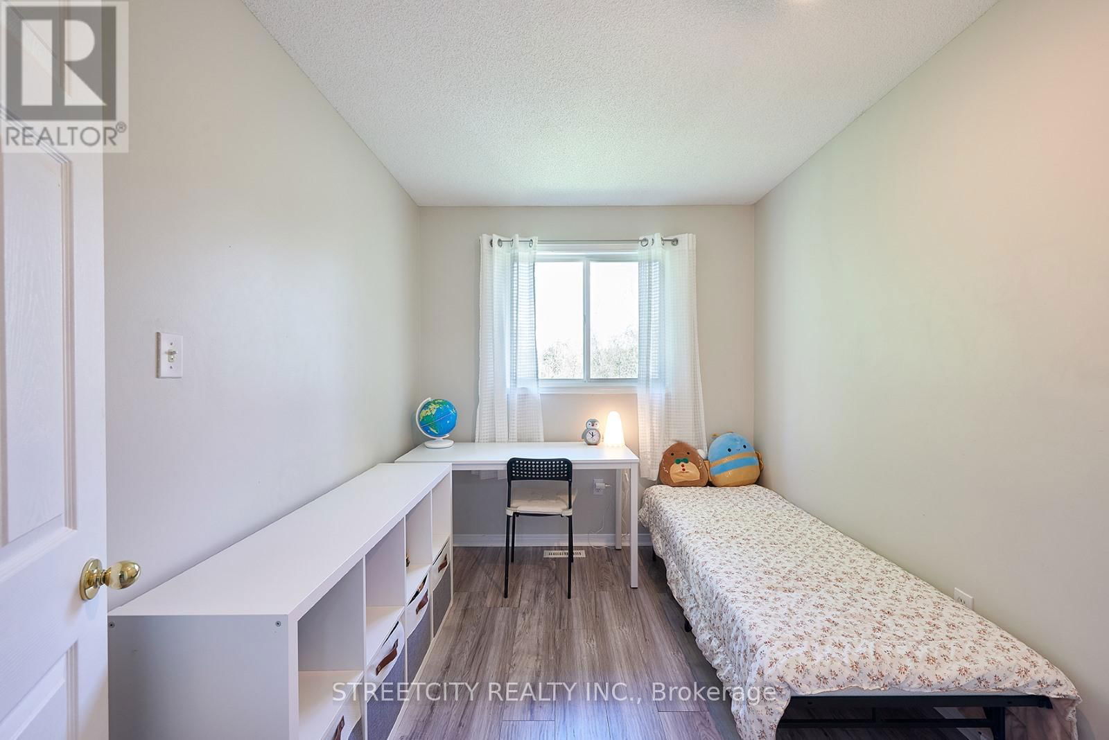 16 - 1535 TROSSACKS AVENUE Image 16