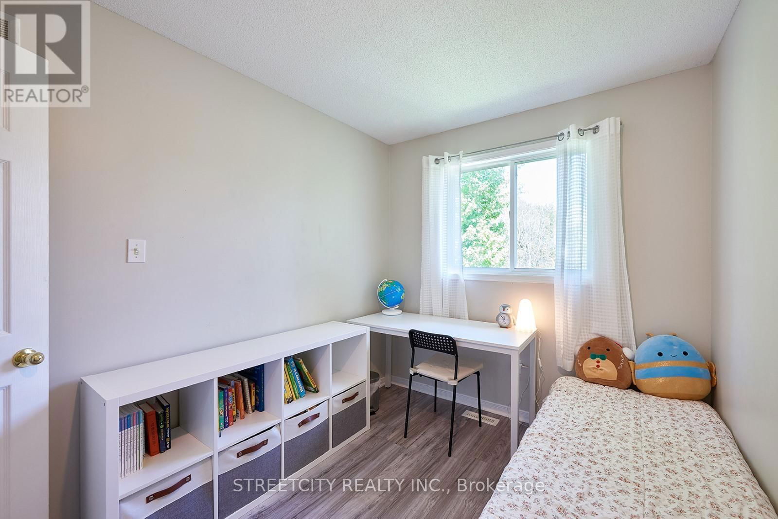 16 - 1535 TROSSACKS AVENUE Image 17