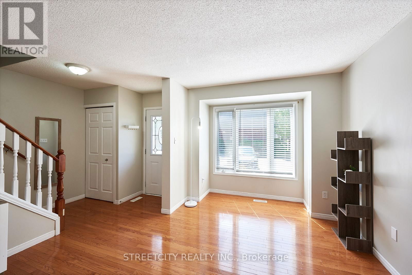 16 - 1535 TROSSACKS AVENUE Image 4