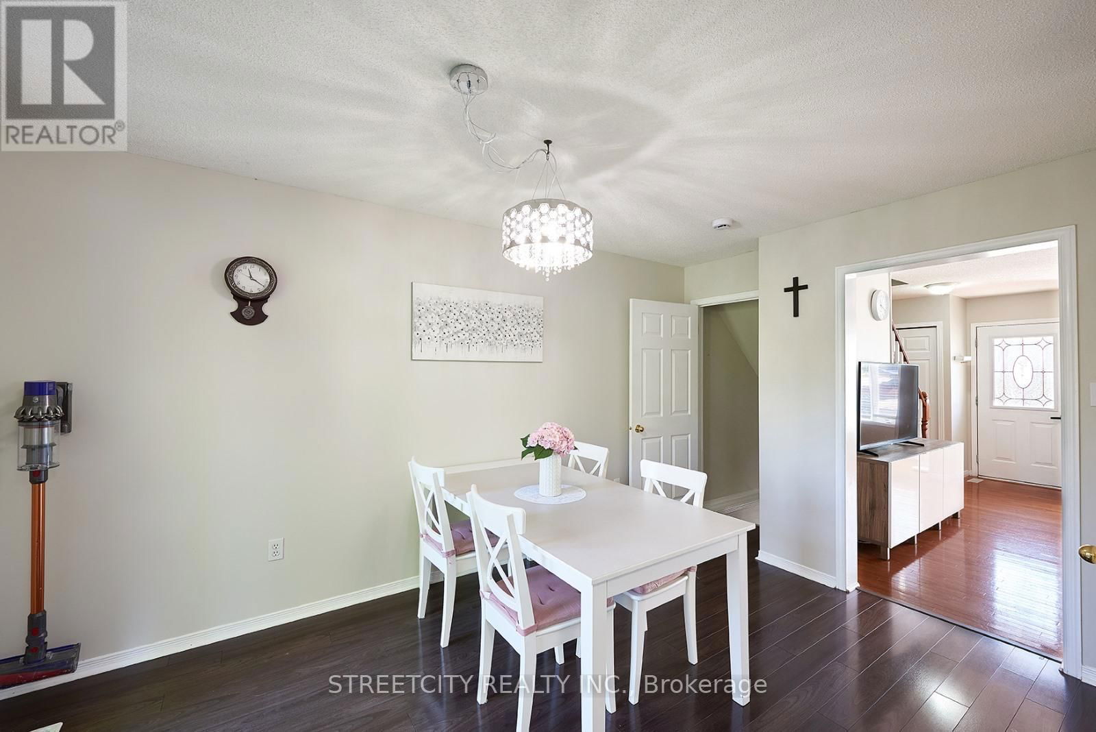 16 - 1535 TROSSACKS AVENUE Image 8