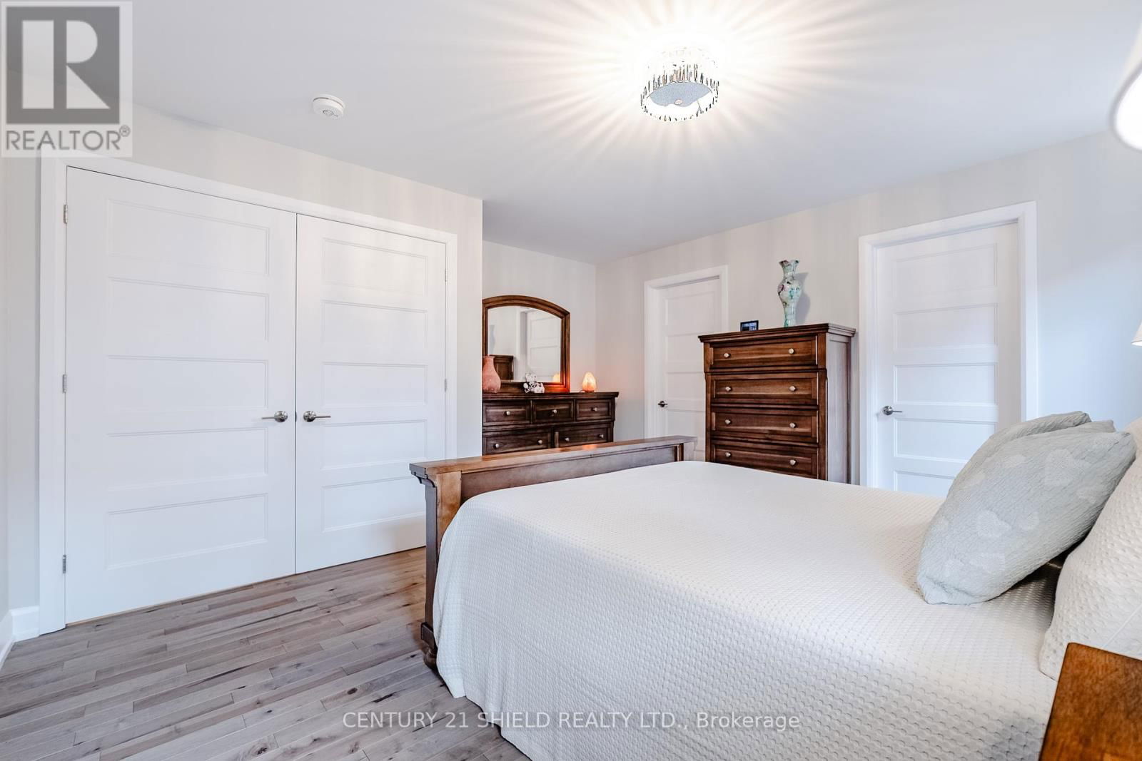 256 GILLIS AVENUE Image 35