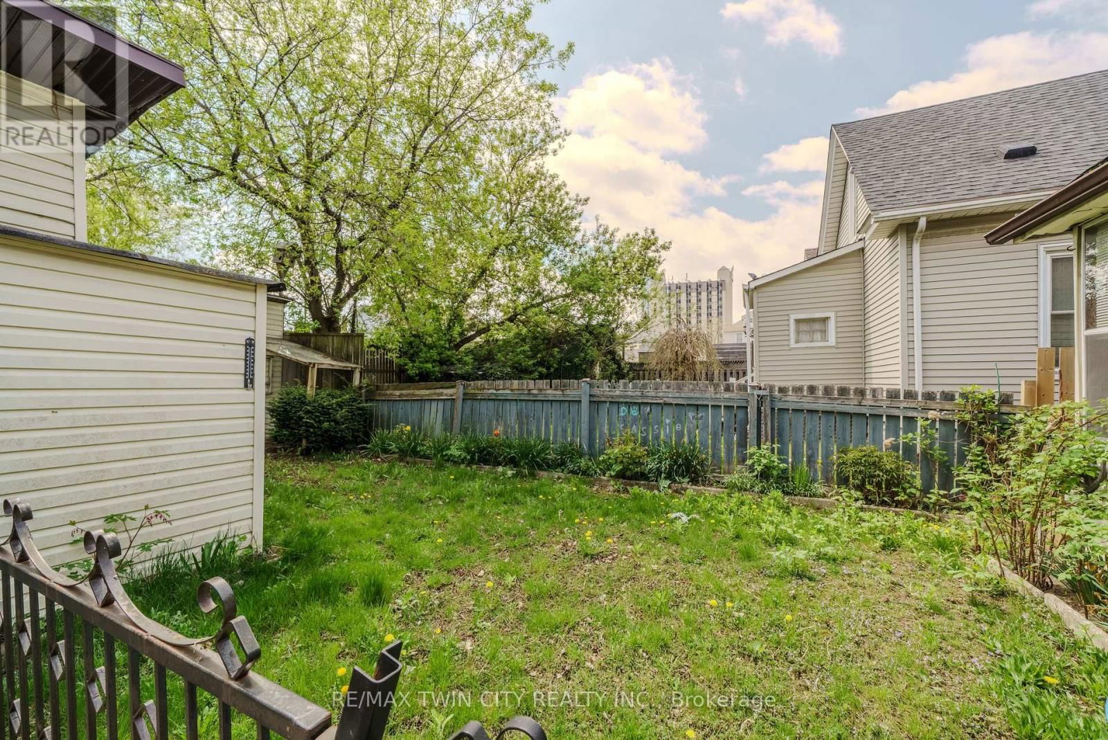 5684 SPRING STREET Image 16