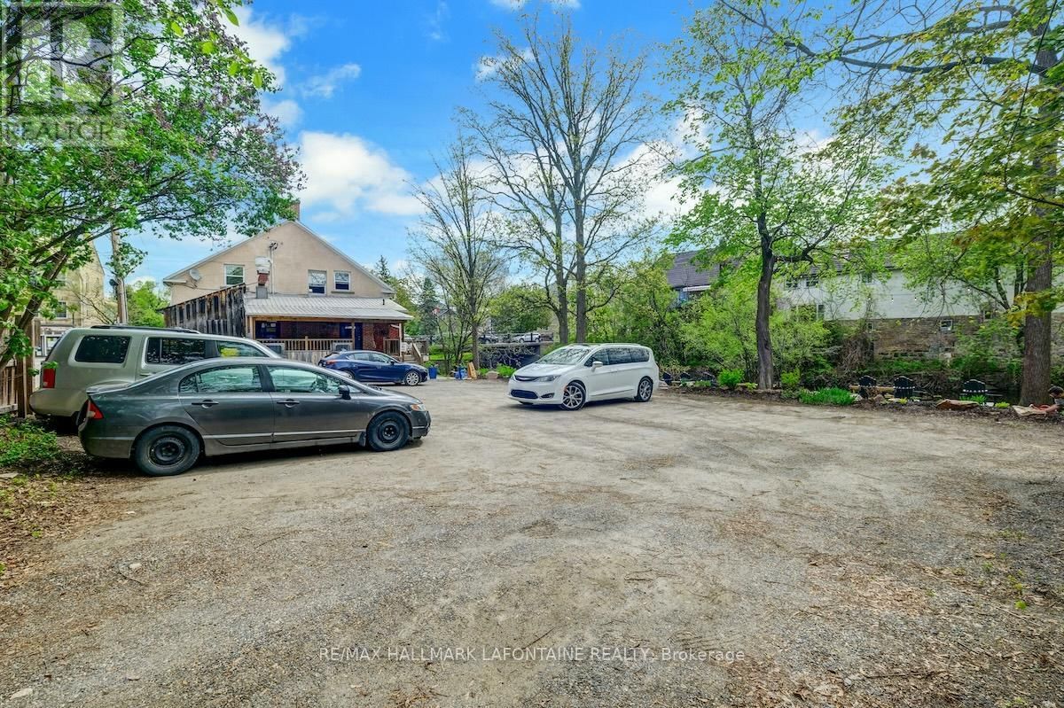 100 GORE STREET EAST Image 37