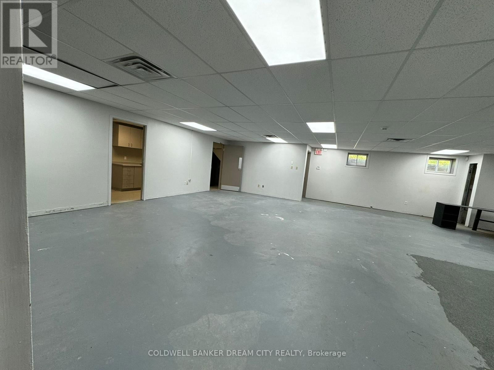 93 MAIN STREET Image 24