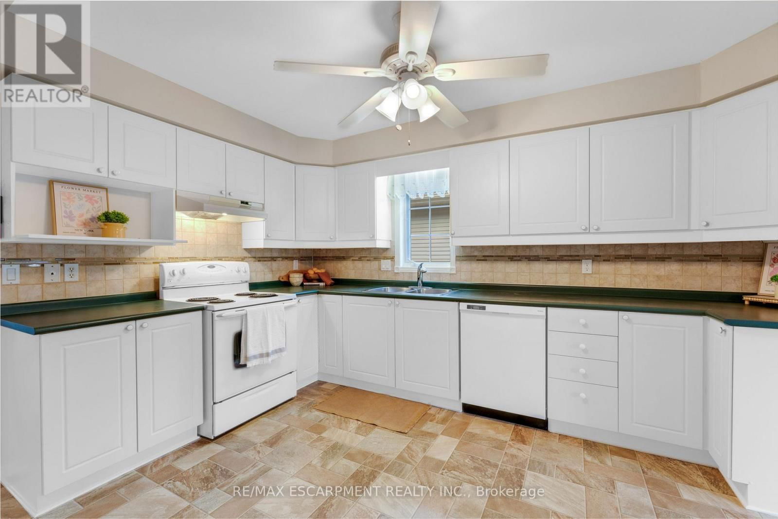 6 VILLAGE DRIVE Image 10