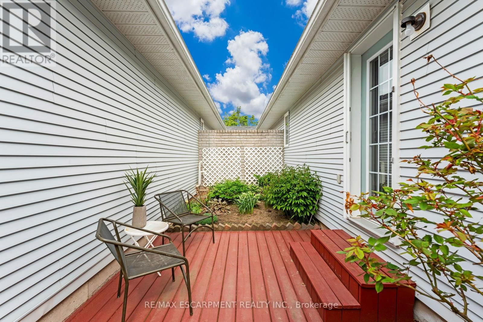 6 VILLAGE DRIVE Image 14