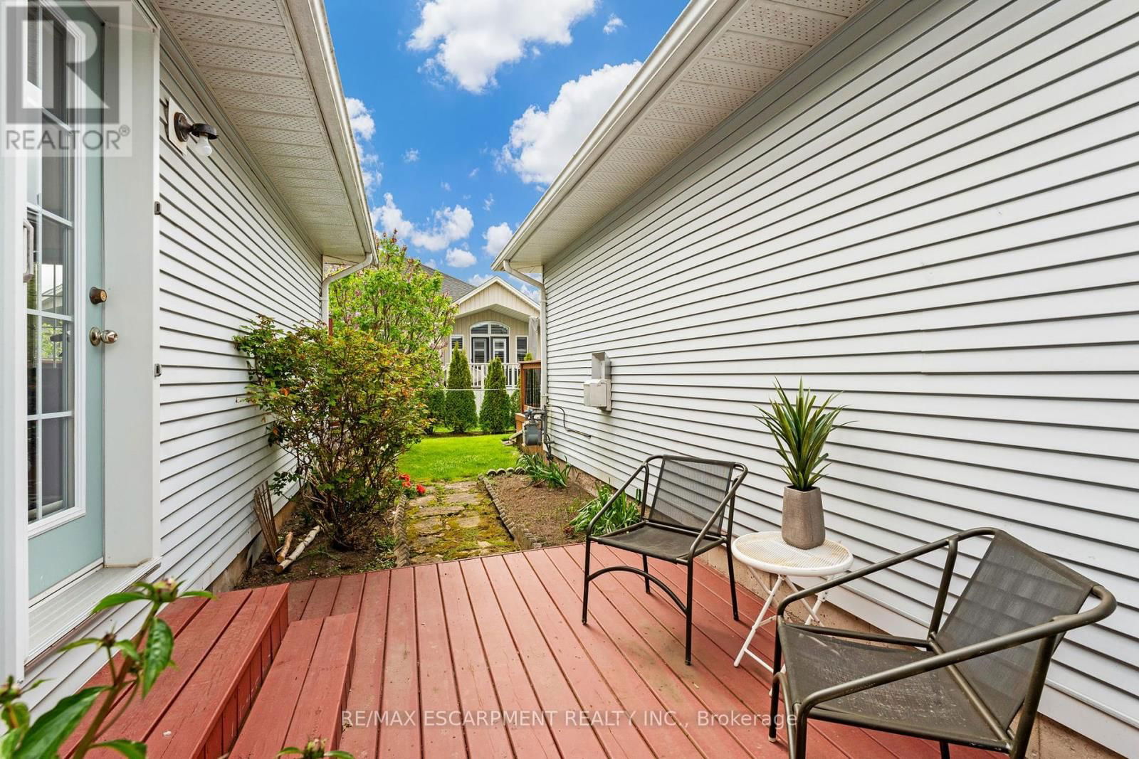 6 VILLAGE DRIVE Image 15
