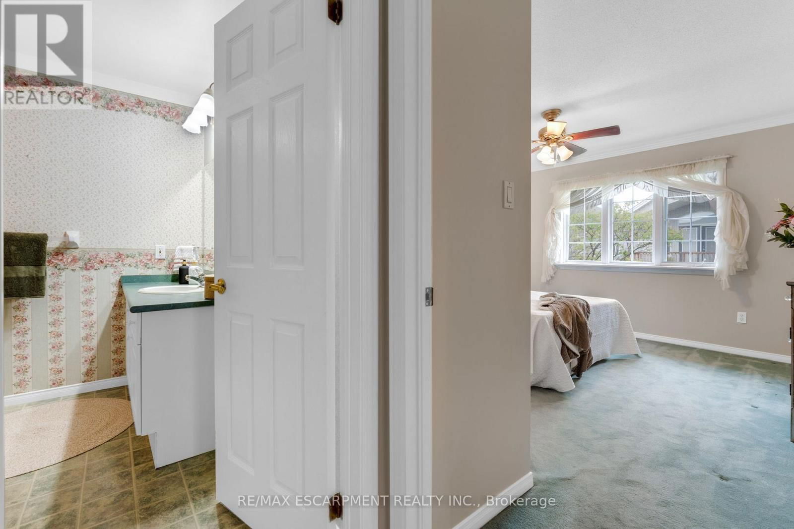 6 VILLAGE DRIVE Image 18