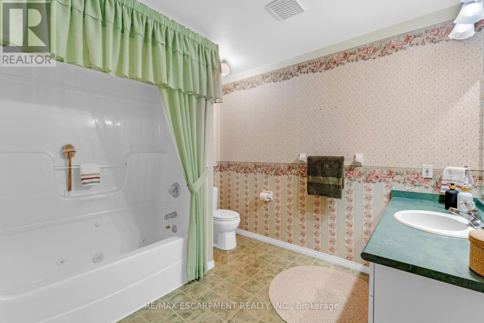 6 VILLAGE DRIVE Image 21