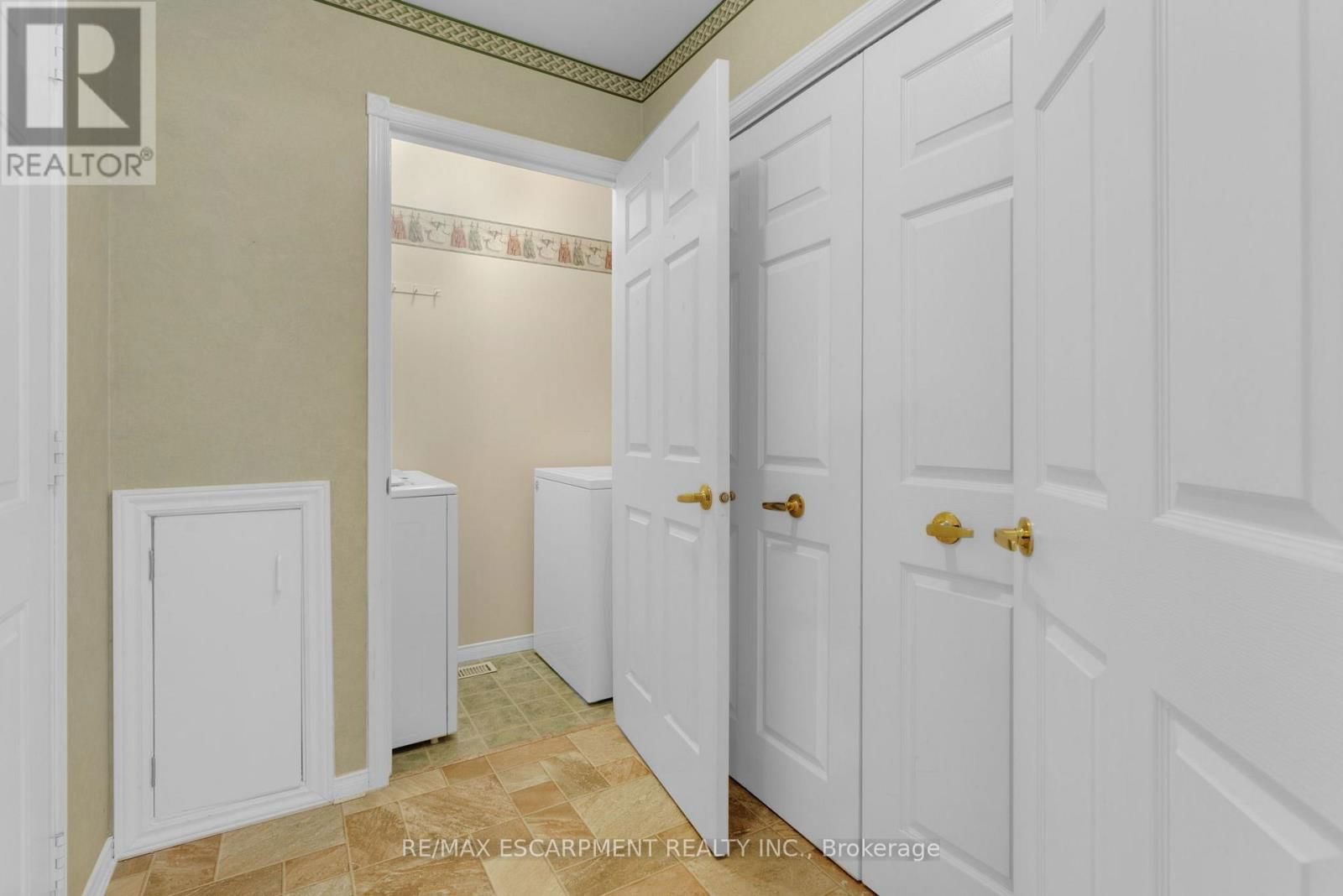 6 VILLAGE DRIVE Image 24