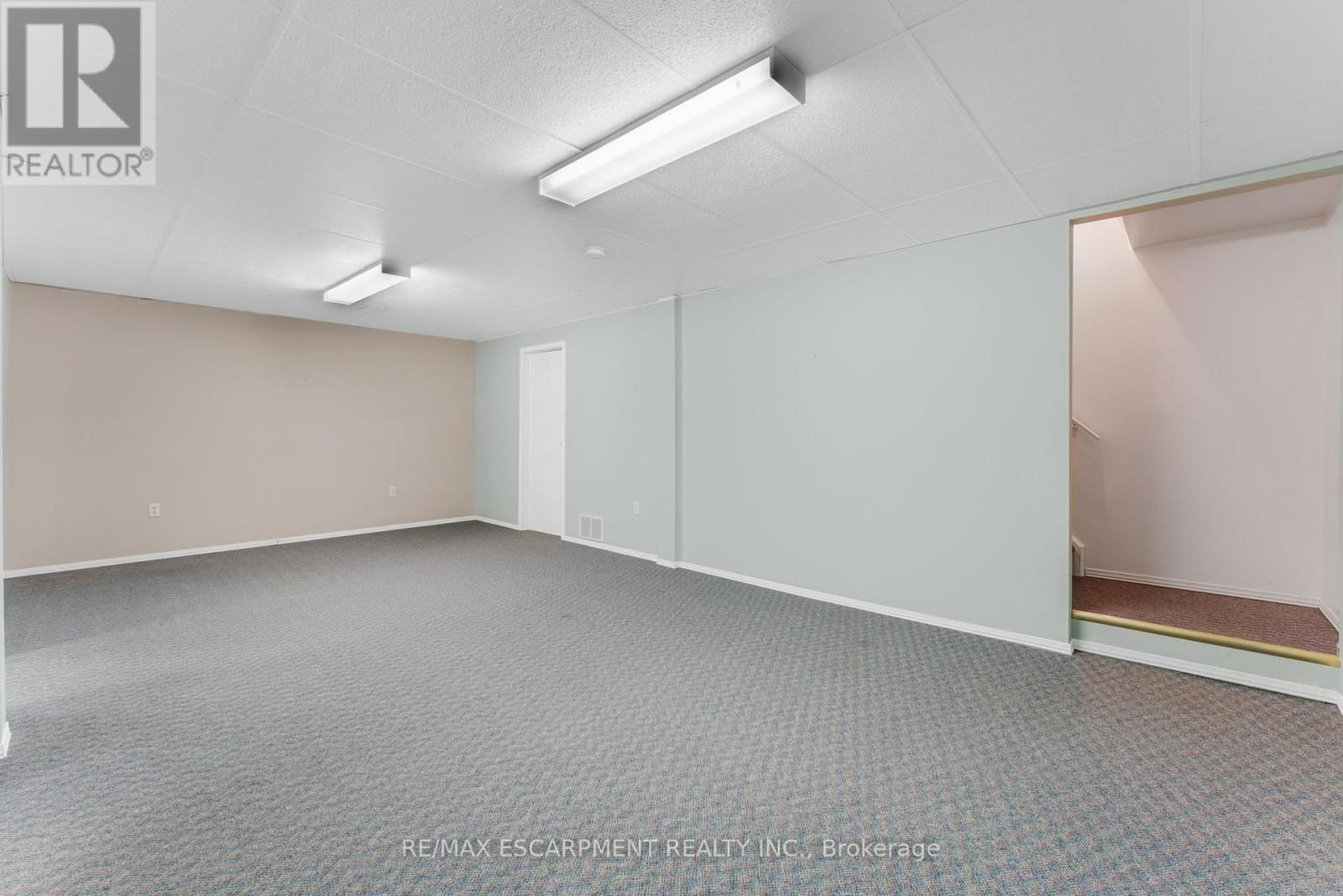 6 VILLAGE DRIVE Image 26