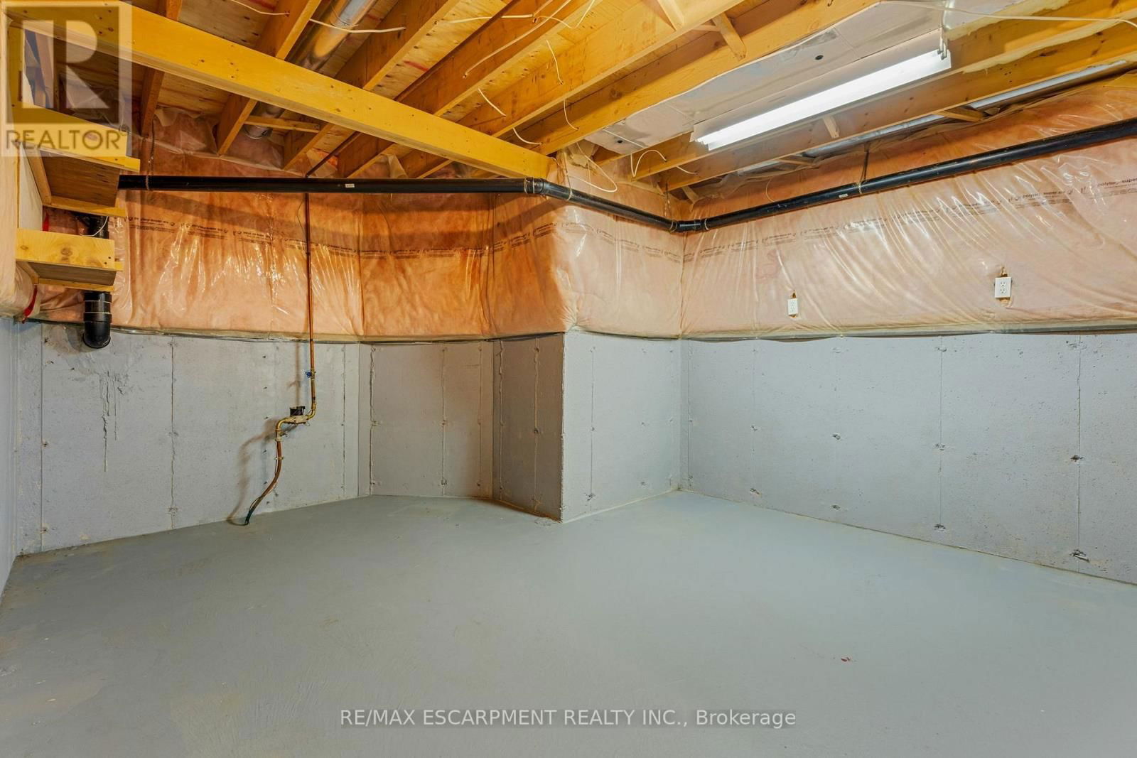 6 VILLAGE DRIVE Image 31