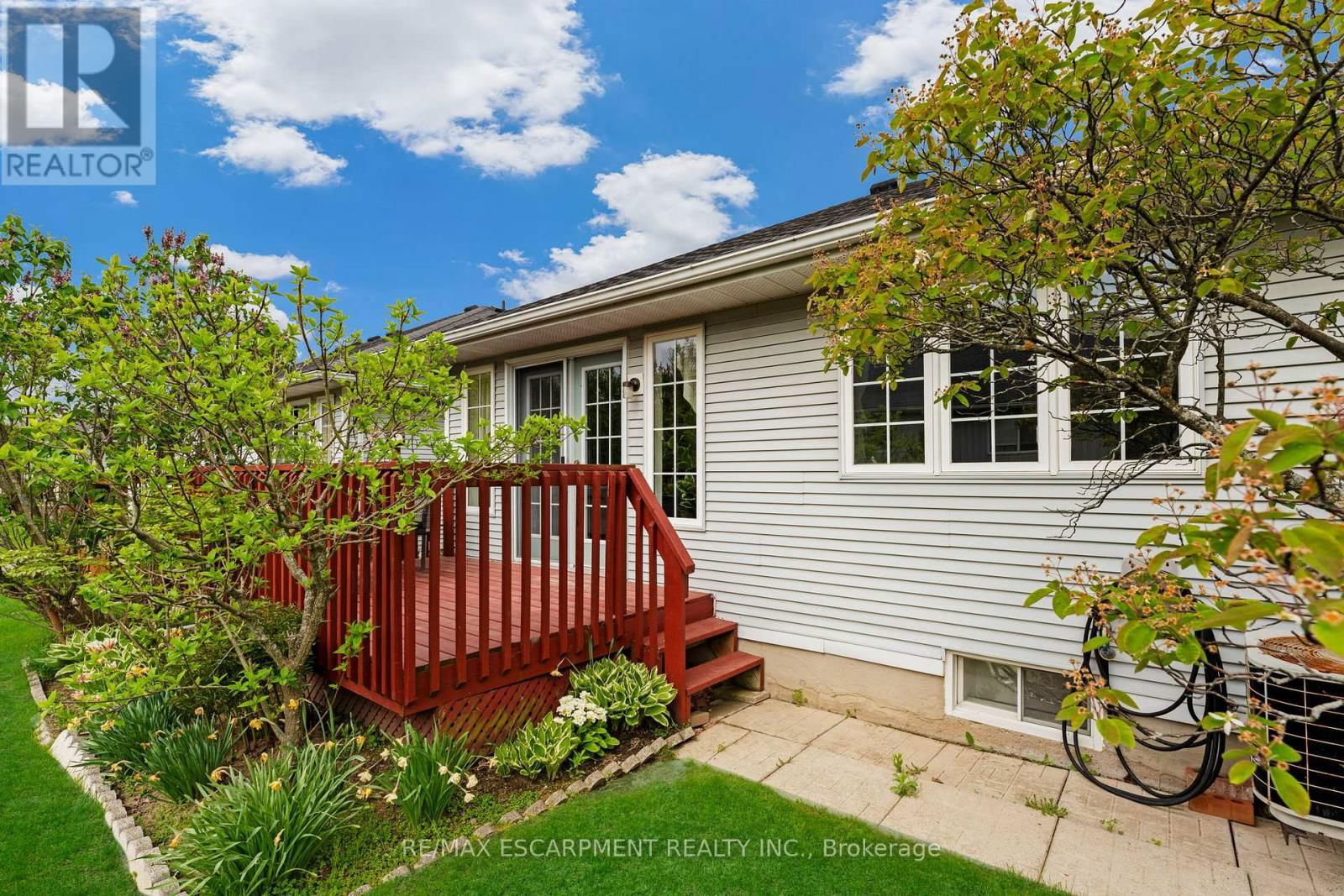 6 VILLAGE DRIVE Image 33