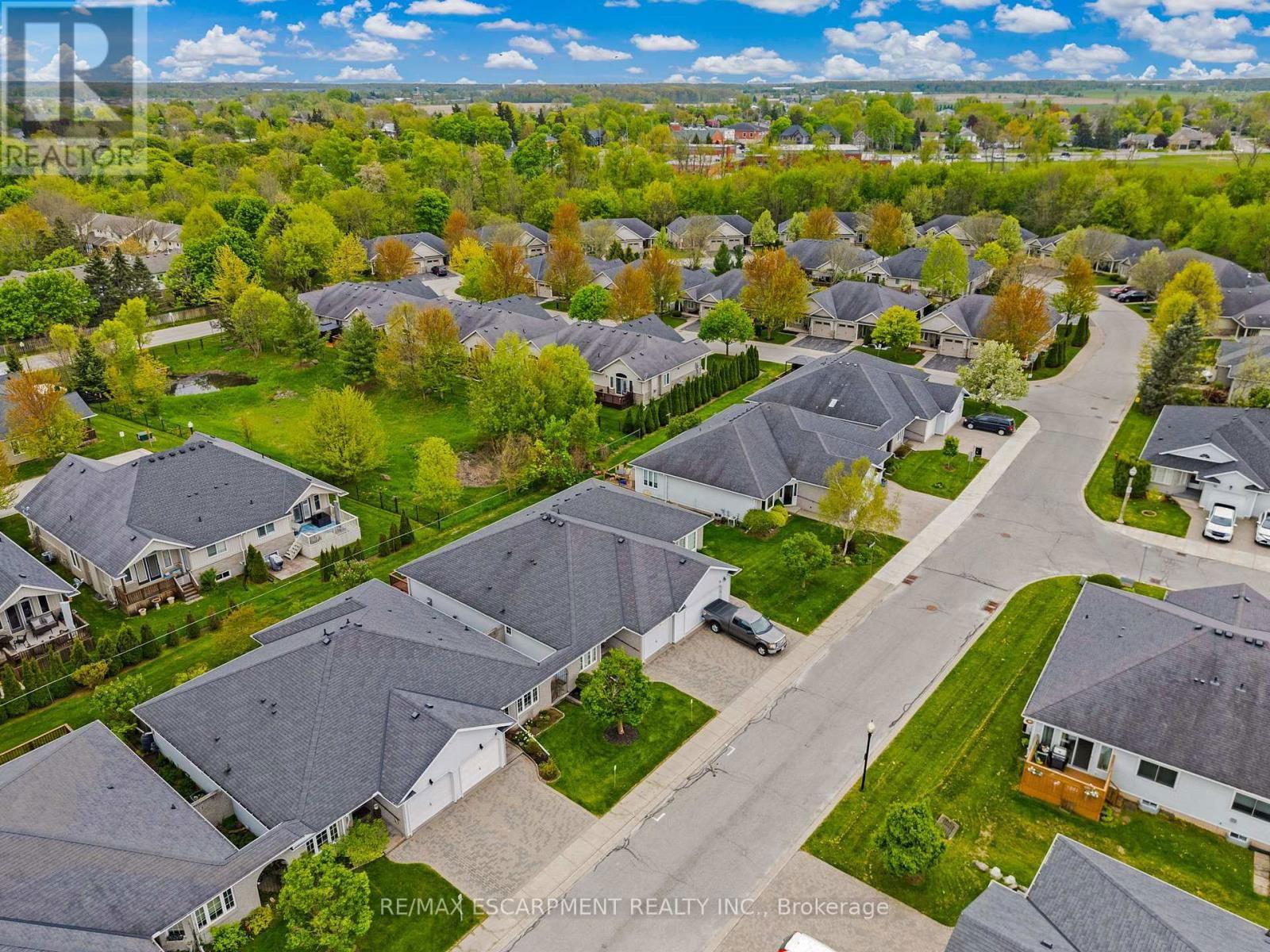6 VILLAGE DRIVE Image 36