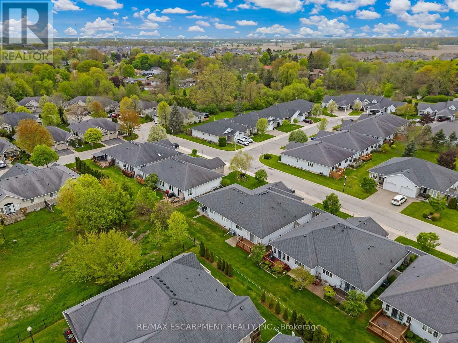 6 VILLAGE DRIVE Image 37