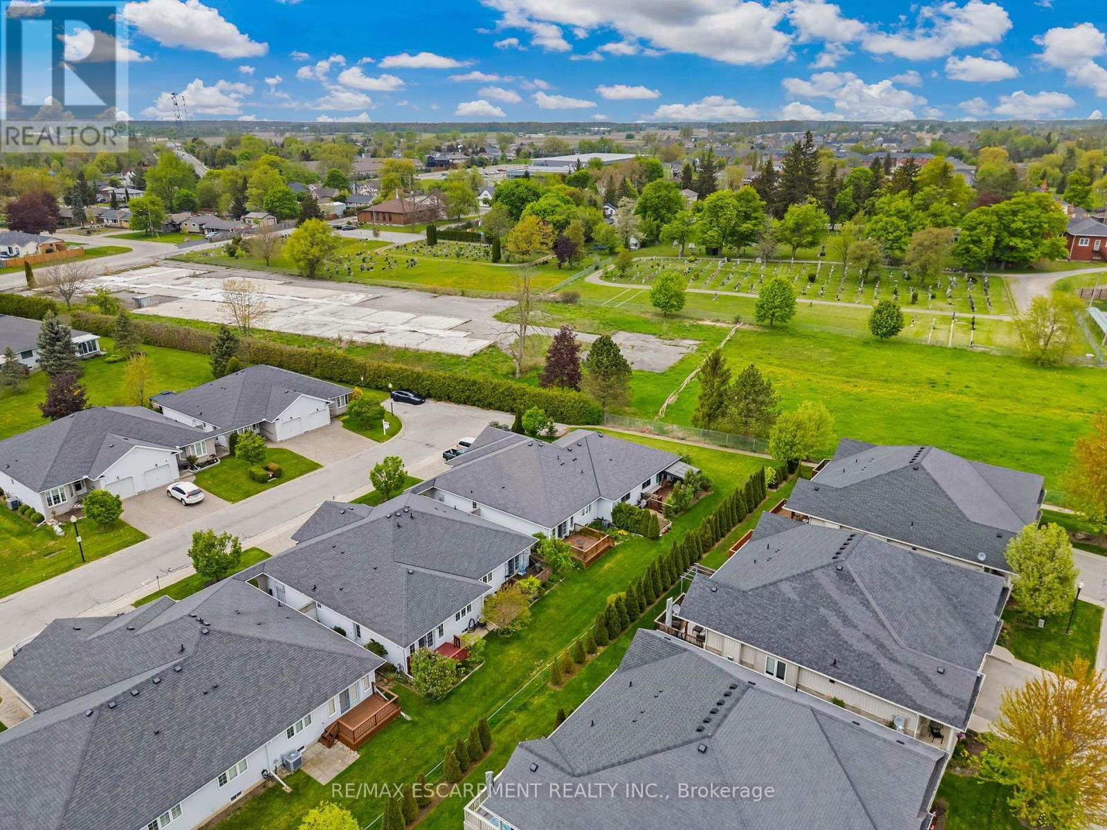 6 VILLAGE DRIVE Image 38