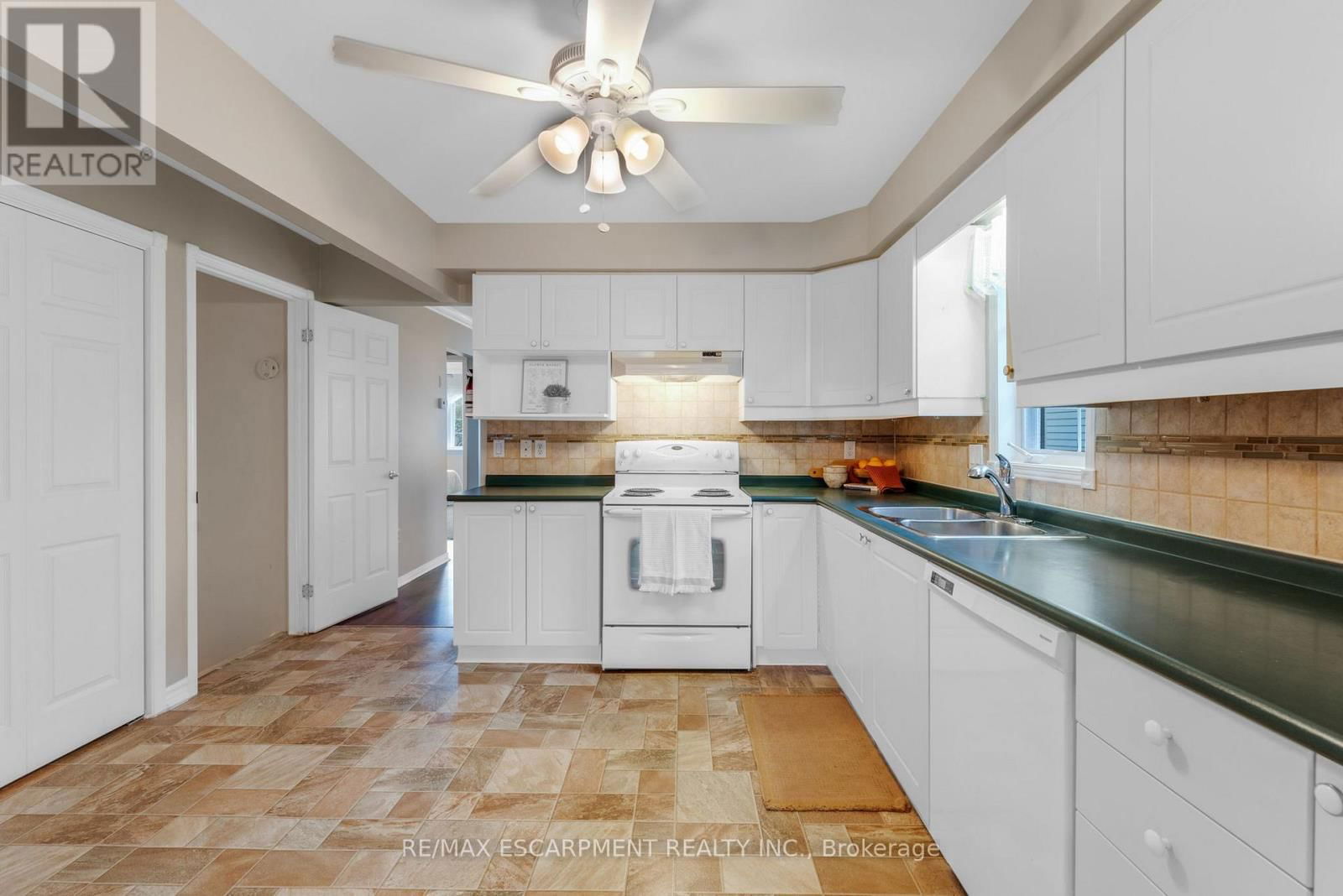 6 VILLAGE DRIVE Image 9