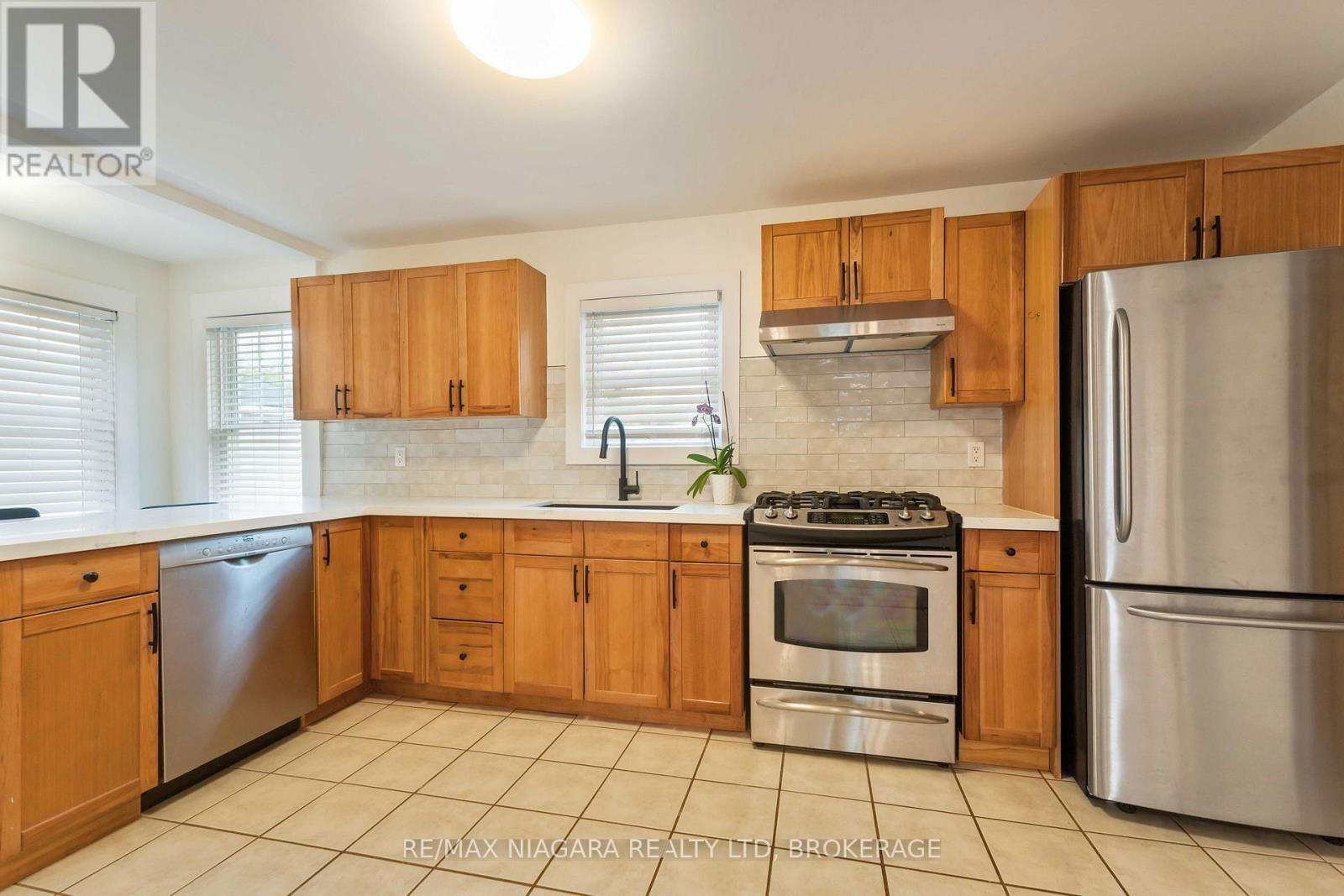 543 VINE STREET Image 16