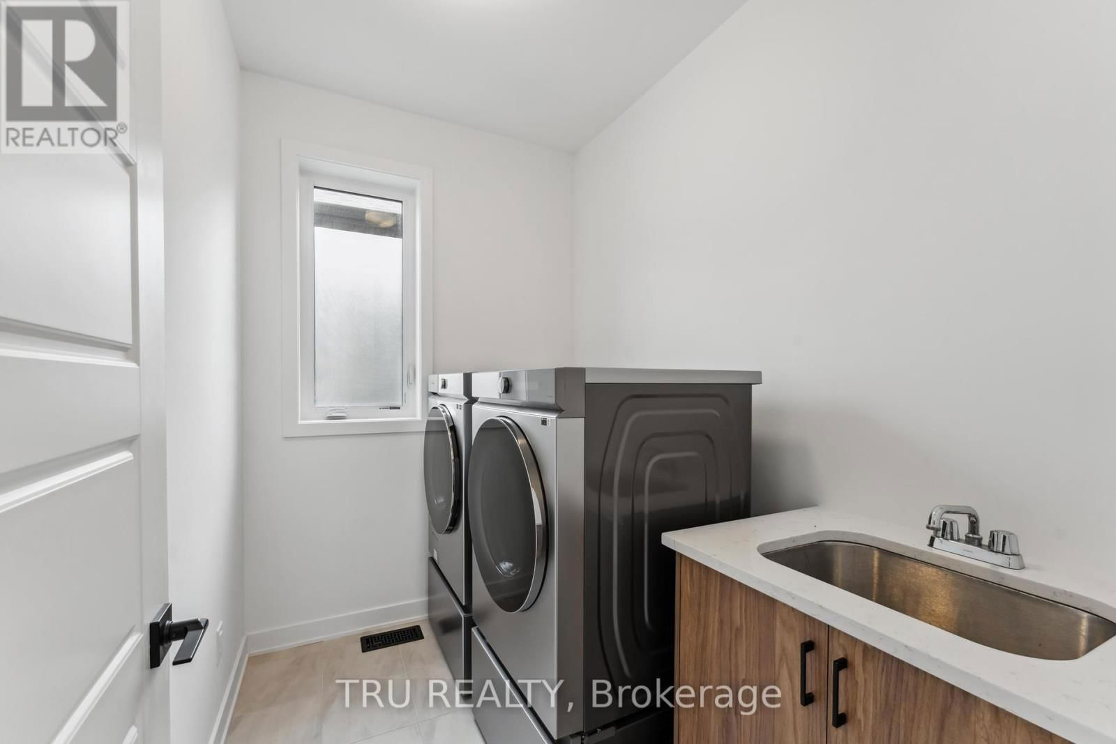 815 SNAP HOOK CRESCENT Image 28