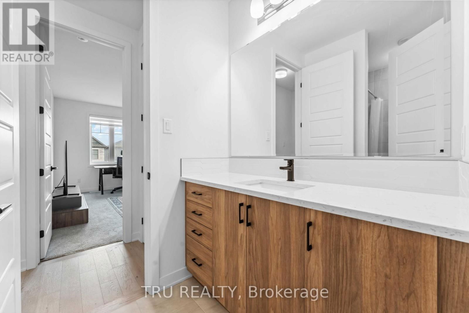 815 SNAP HOOK CRESCENT Image 32