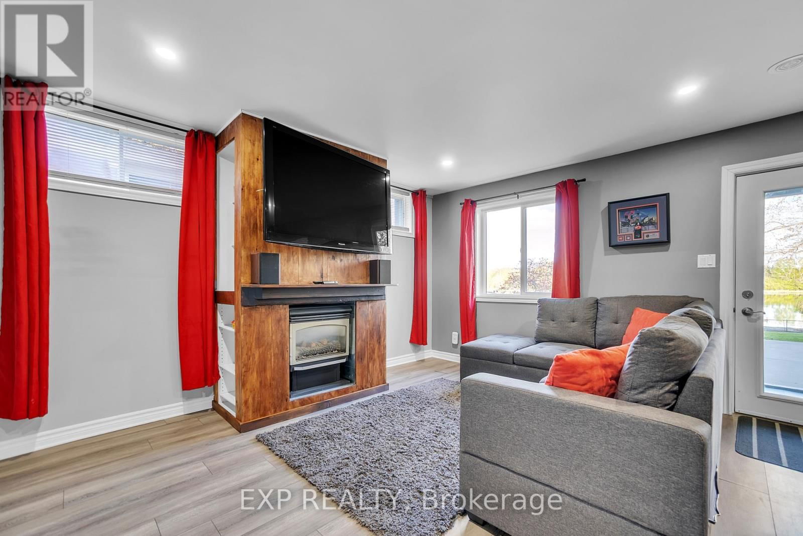 390 DUNDAS STREET WEST Image 18
