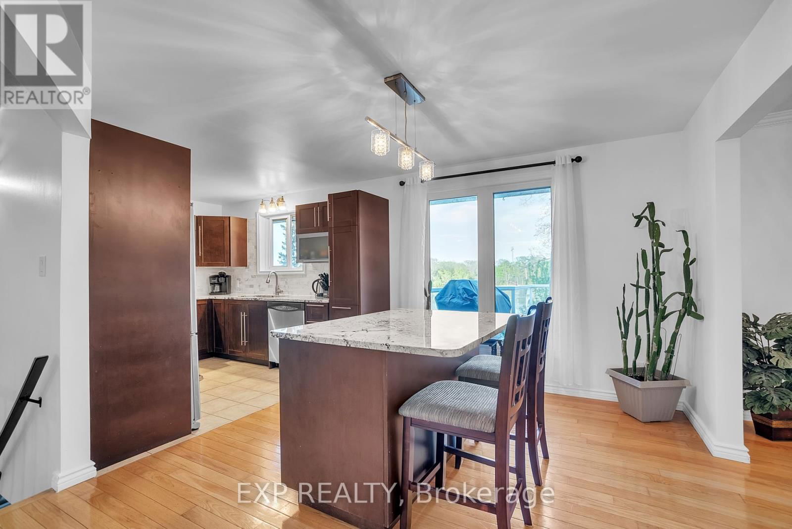 390 DUNDAS STREET WEST Image 9