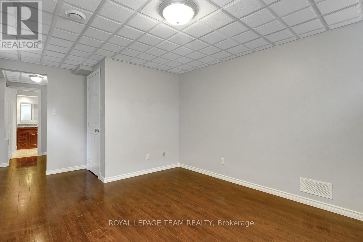 4 BURNLEY COURT Image 37