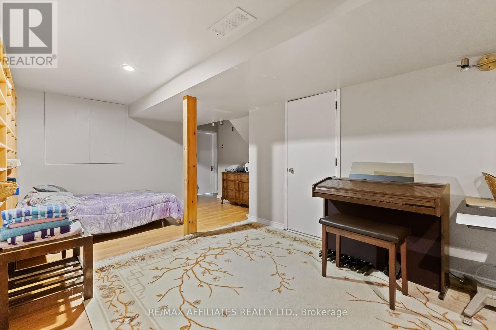 75 SAXTON PRIVATE Image 18