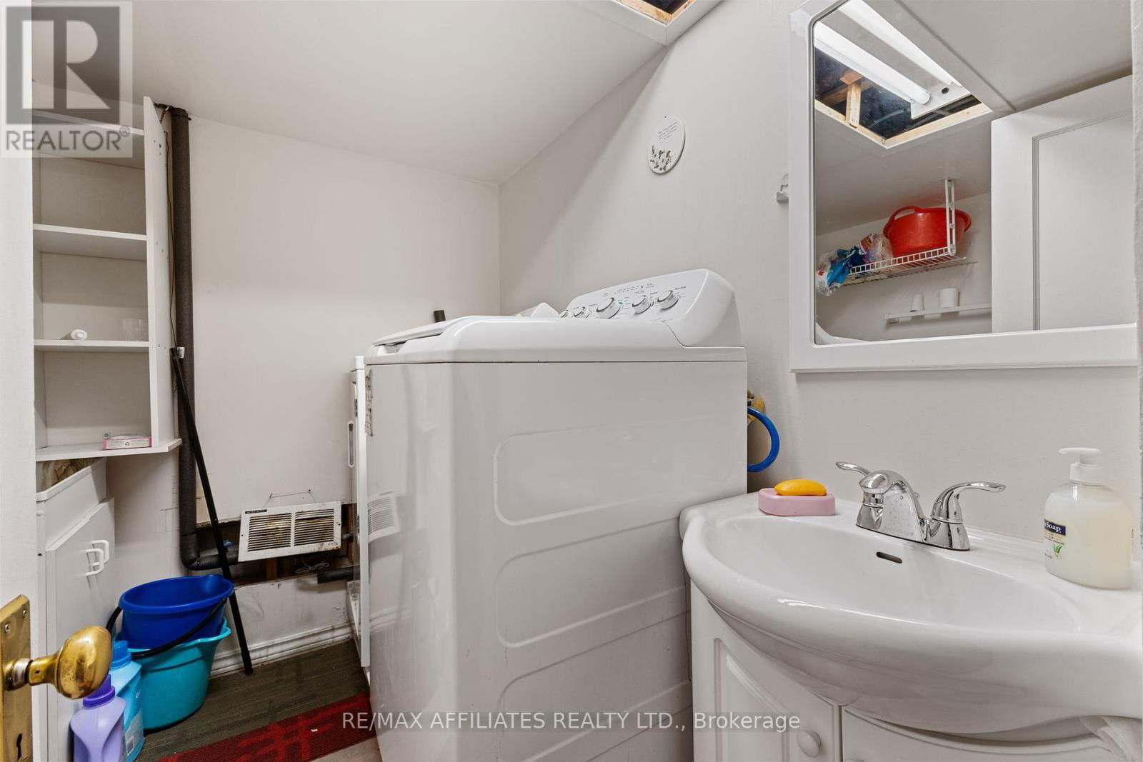 75 SAXTON PRIVATE Image 19