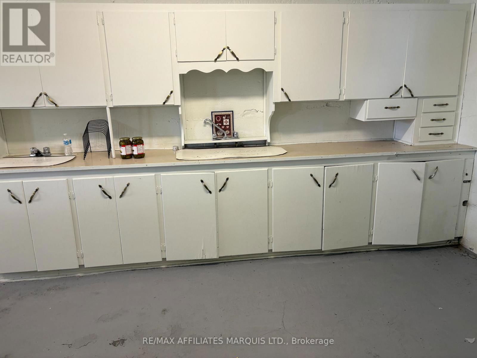 18512 DUNDAS STREET Image 21