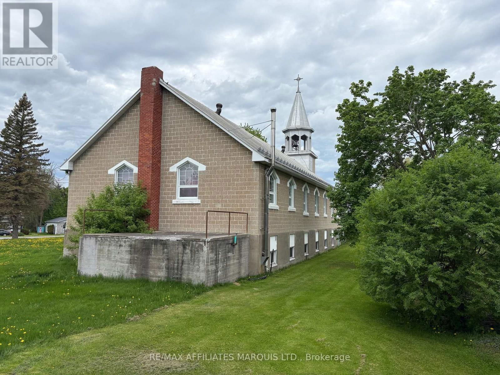 18512 DUNDAS STREET Image 4