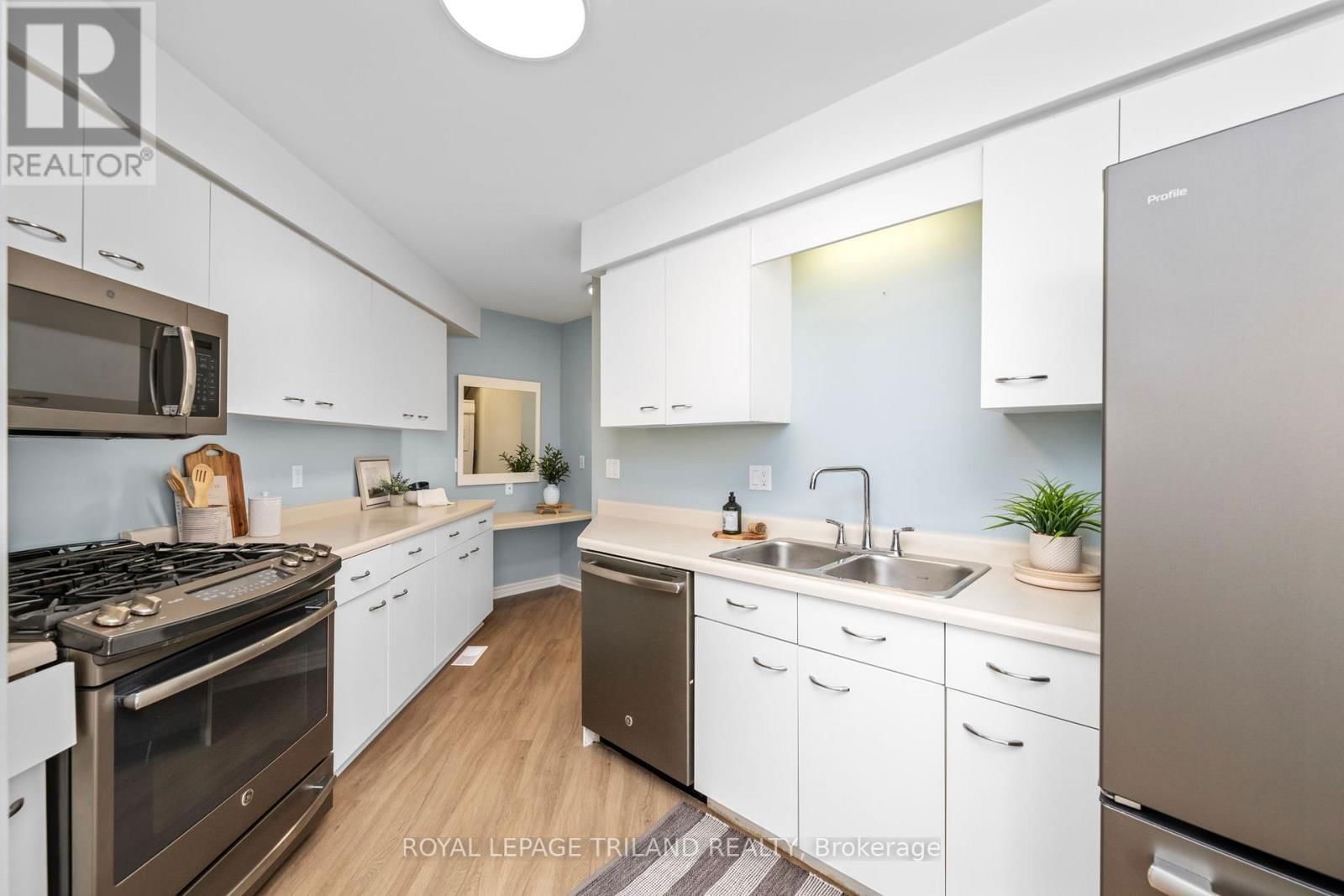 3 - 374 EDITH CAVELL BOULEVARD Image 11