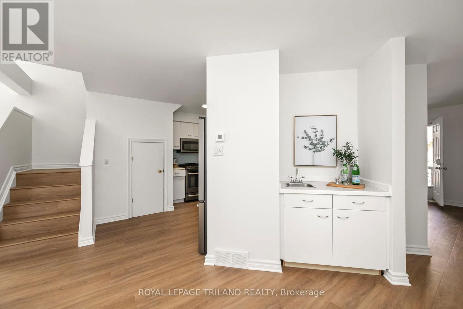 3 - 374 EDITH CAVELL BOULEVARD Image 12