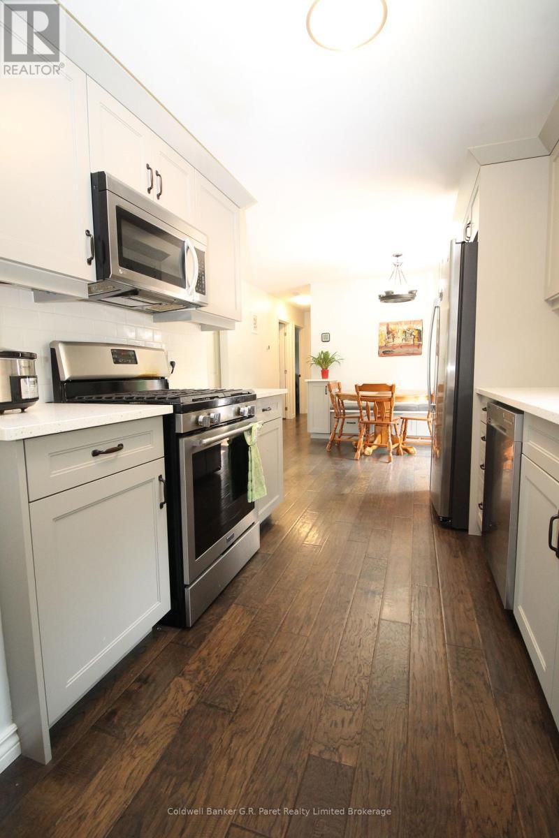 104 SIMCOE CRESCENT Image 10