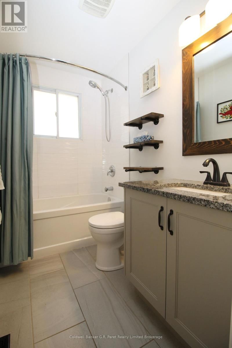 104 SIMCOE CRESCENT Image 13