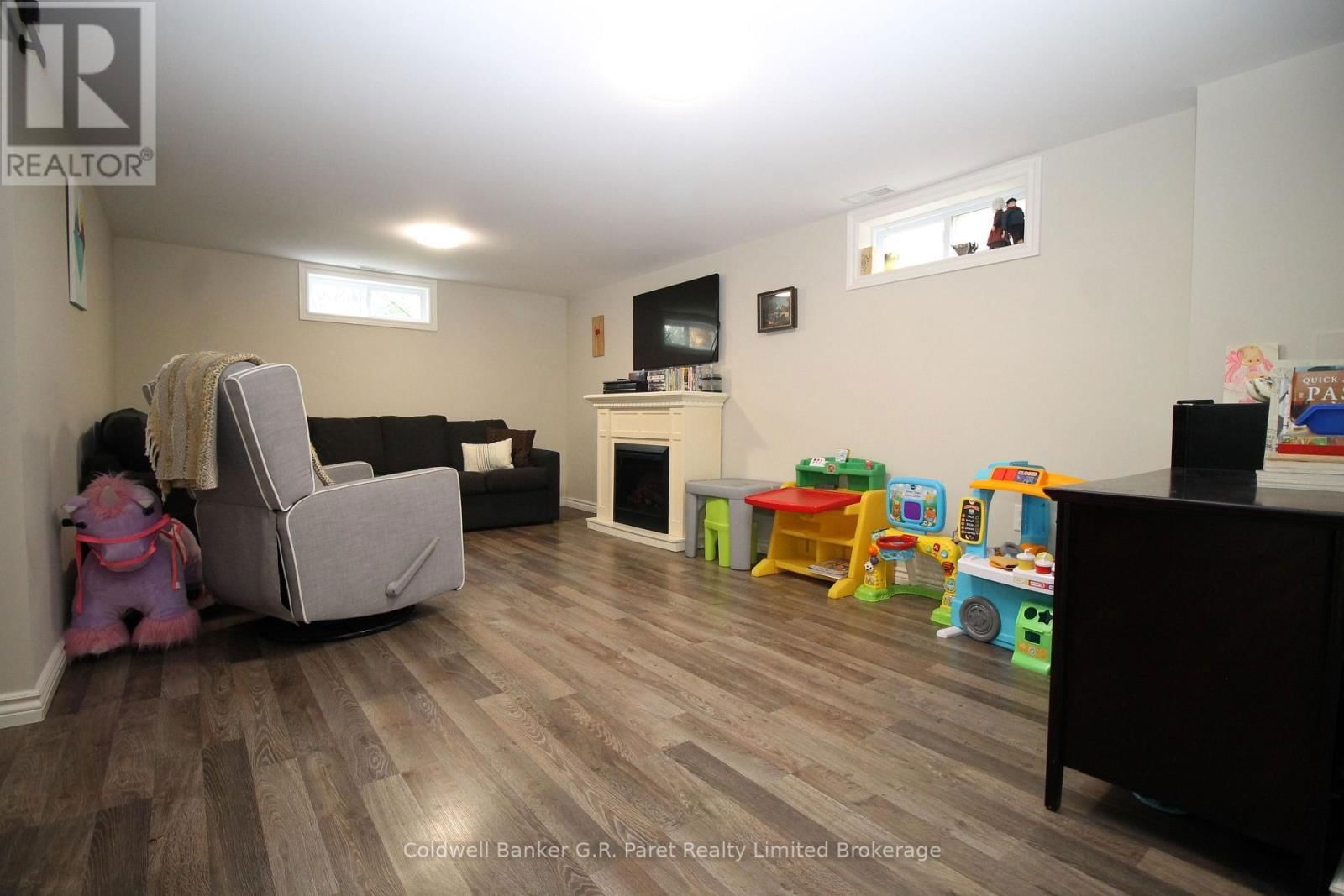 104 SIMCOE CRESCENT Image 18