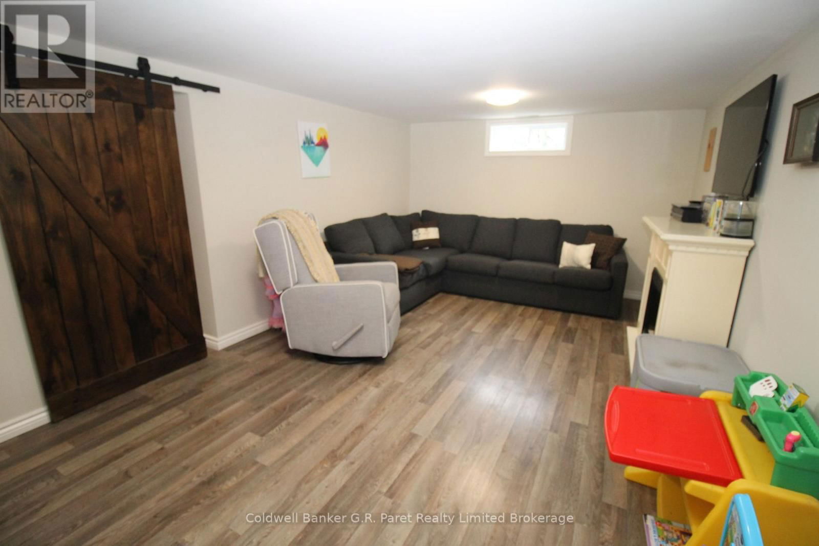 104 SIMCOE CRESCENT Image 19
