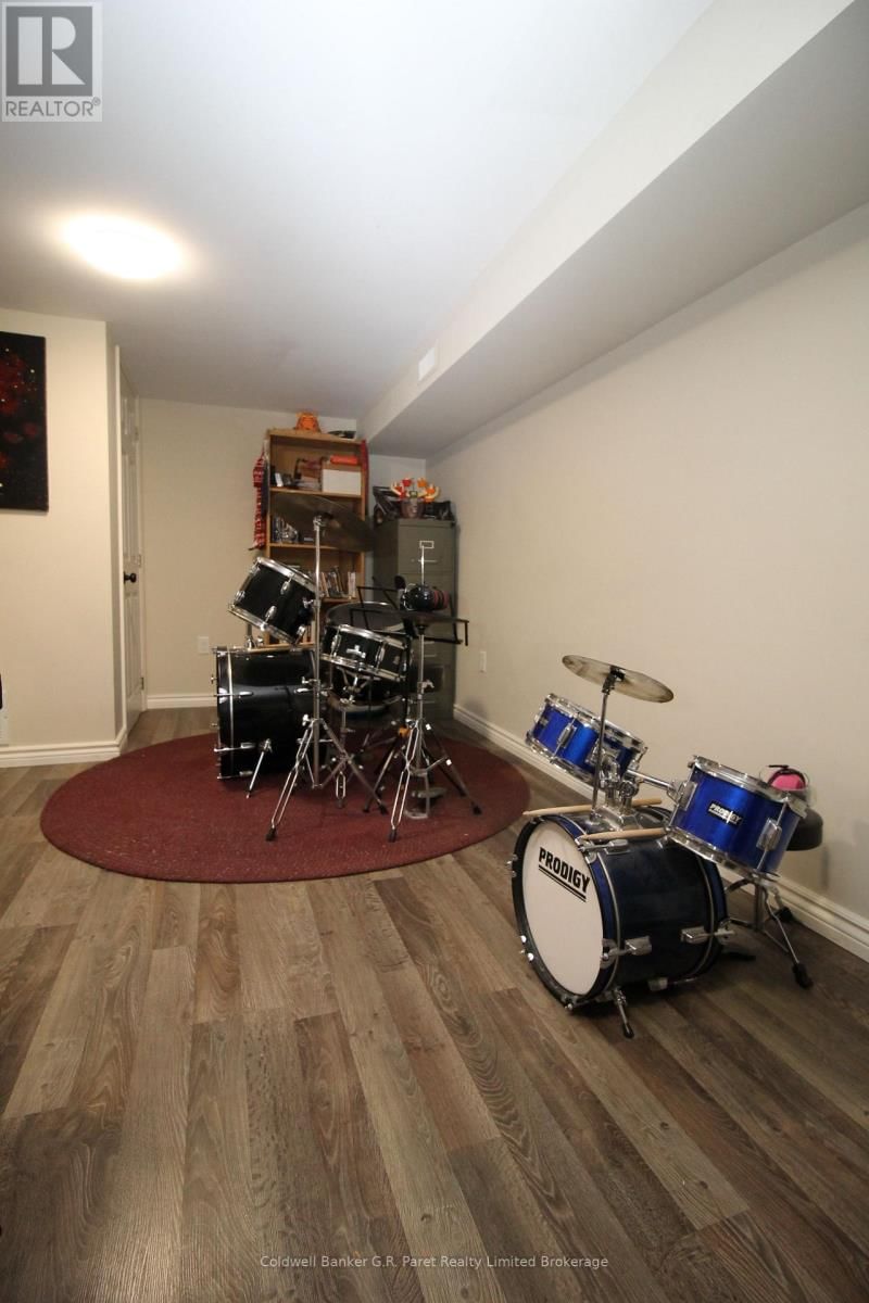 104 SIMCOE CRESCENT Image 21