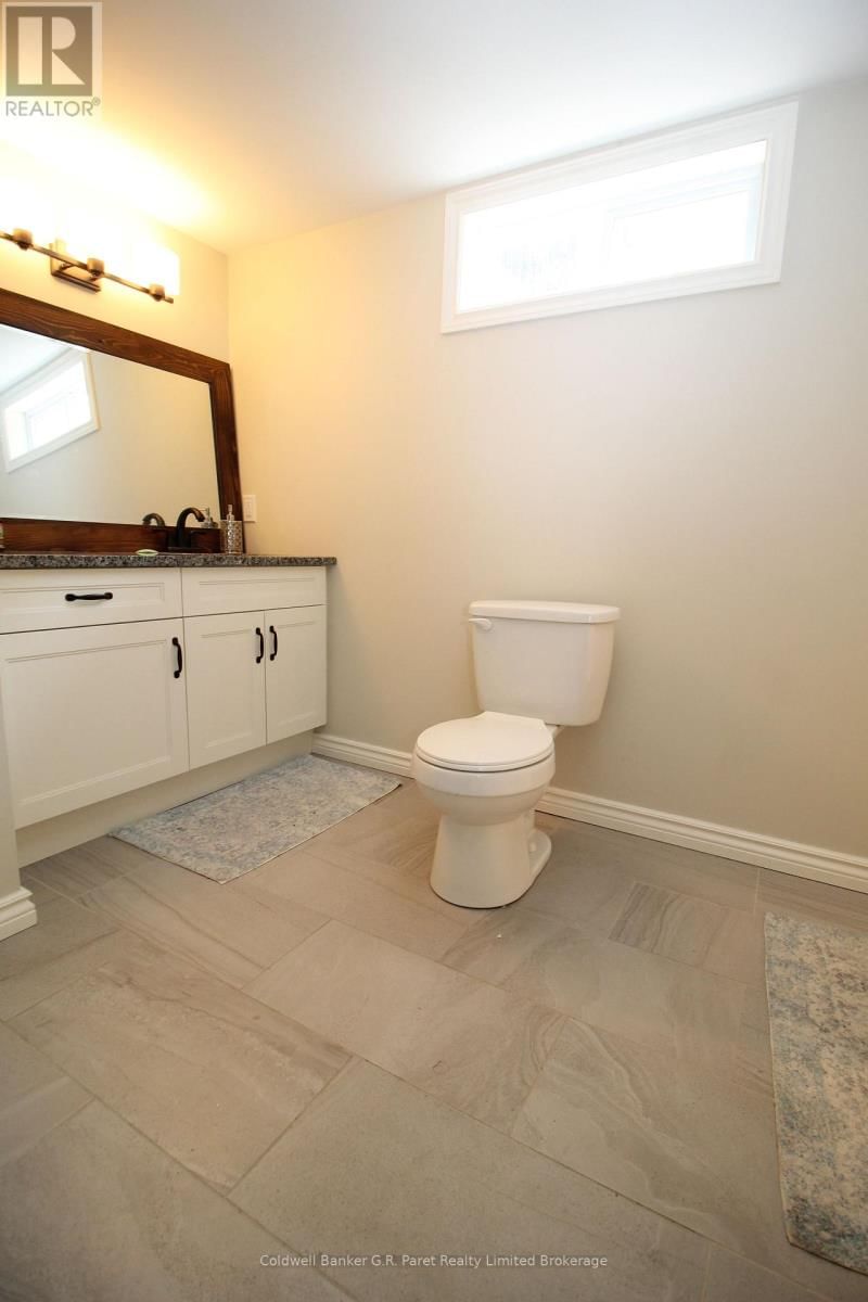 104 SIMCOE CRESCENT Image 23