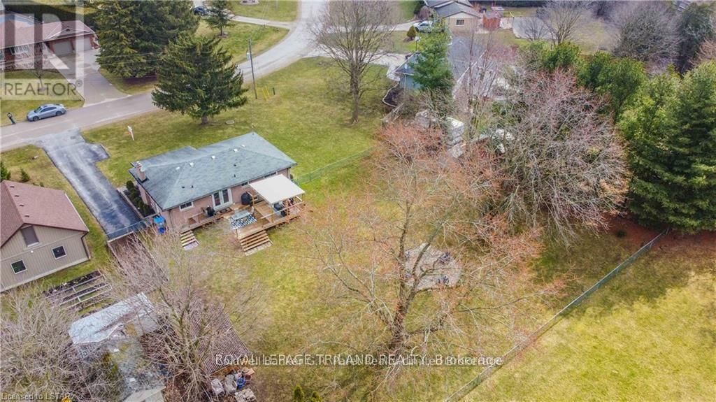 104 SIMCOE CRESCENT Image 34