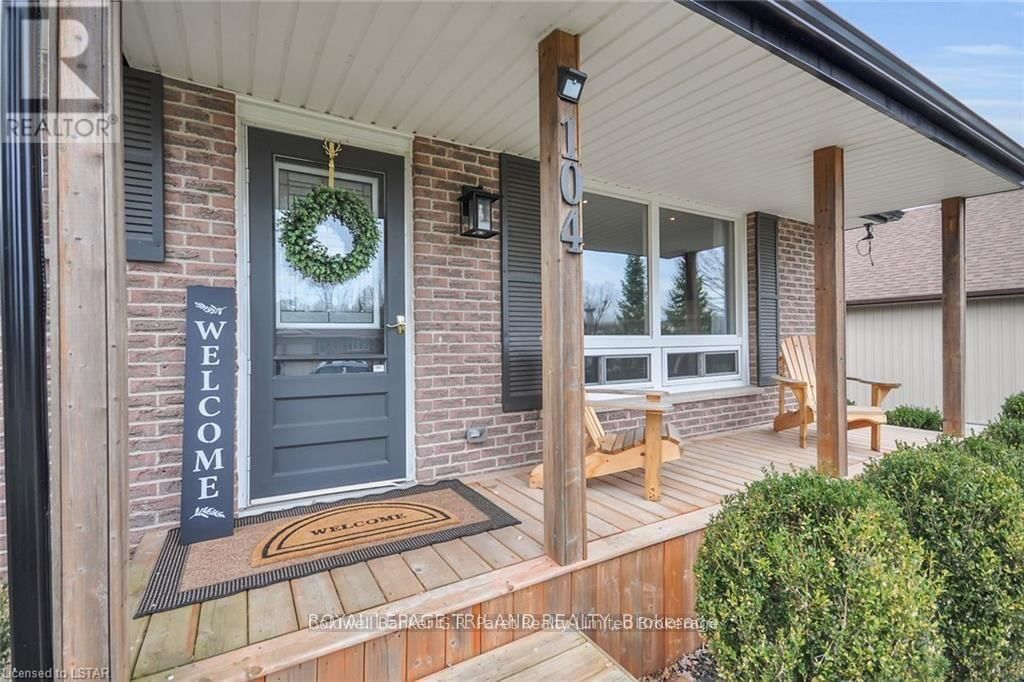 104 SIMCOE CRESCENT Image 4