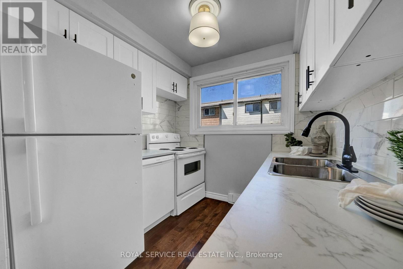 D7 - 47 WELLINGTON STREET Image 6